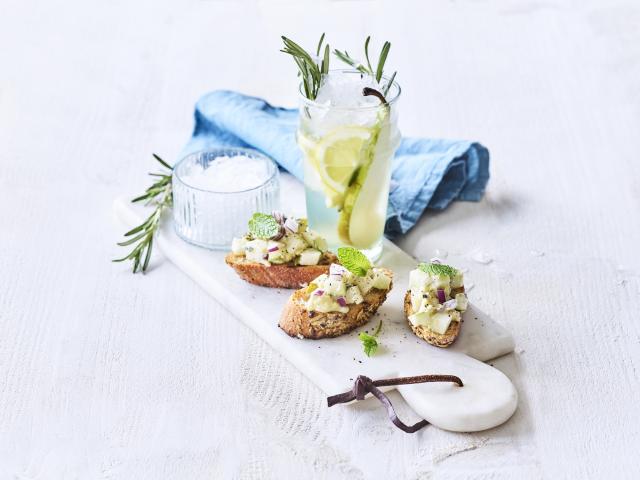 Bruschetta met perensalsa en blauwe schimmelkaas en rozemarijnlimonade met peer