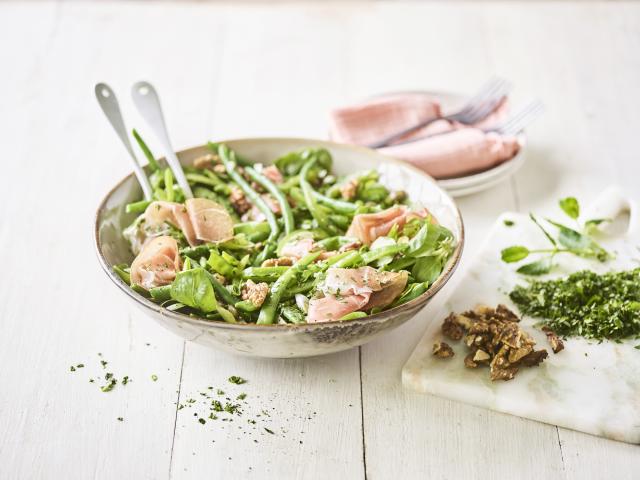 Groene salade met boontjes, paprika, erwtjes en gerookte ham