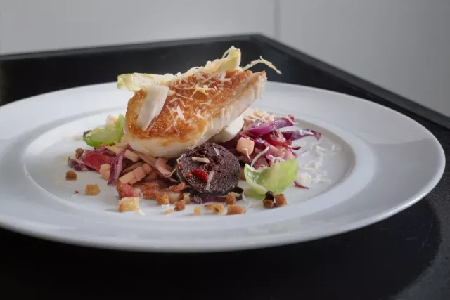 Caesar salad met Mechelse Koekoek, Limburgse stroop en schuimwijn uit Dijleland