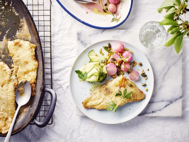 Pladijsfilet met radijzen uit de oven en gemarineerde courgette