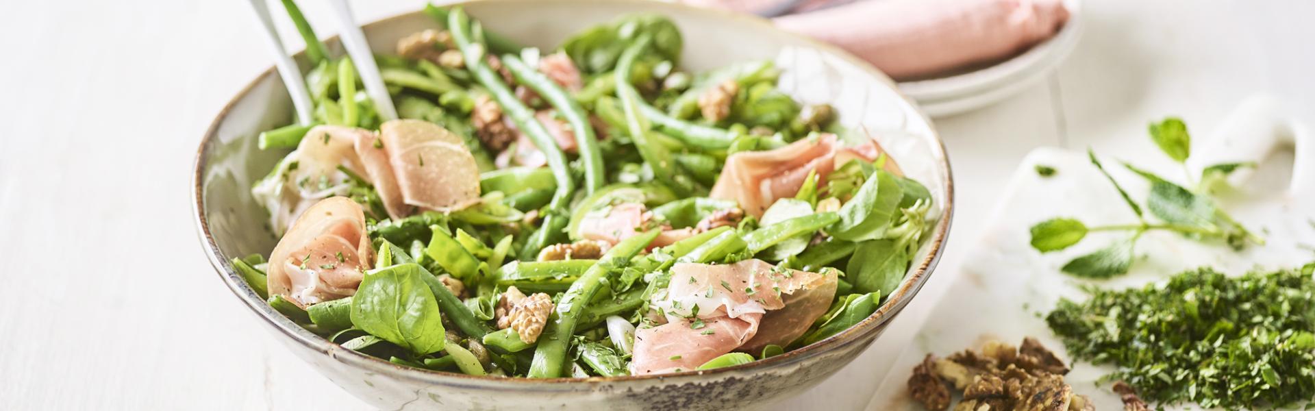 Groene salade met boontjes, paprika, erwtjes en gerookte ham